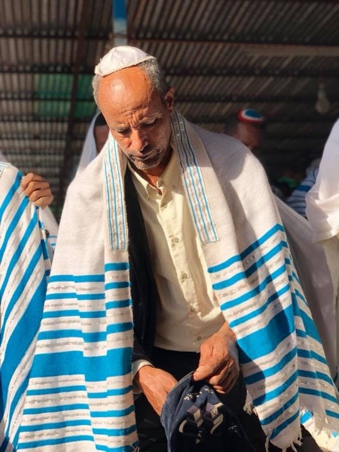 מתפלל בבית הכנסת בגונדר