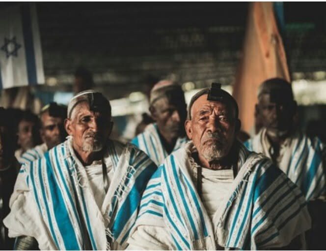 זקני הקהילה בבית הכנסת